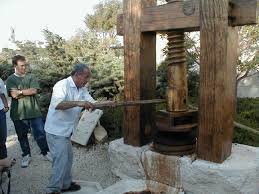 wooden screw press - imagesZZ0FRXX6.jpg